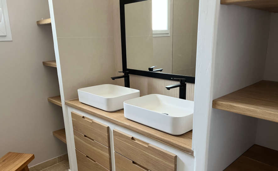 Agencement salle de bain en chêne à Loriol