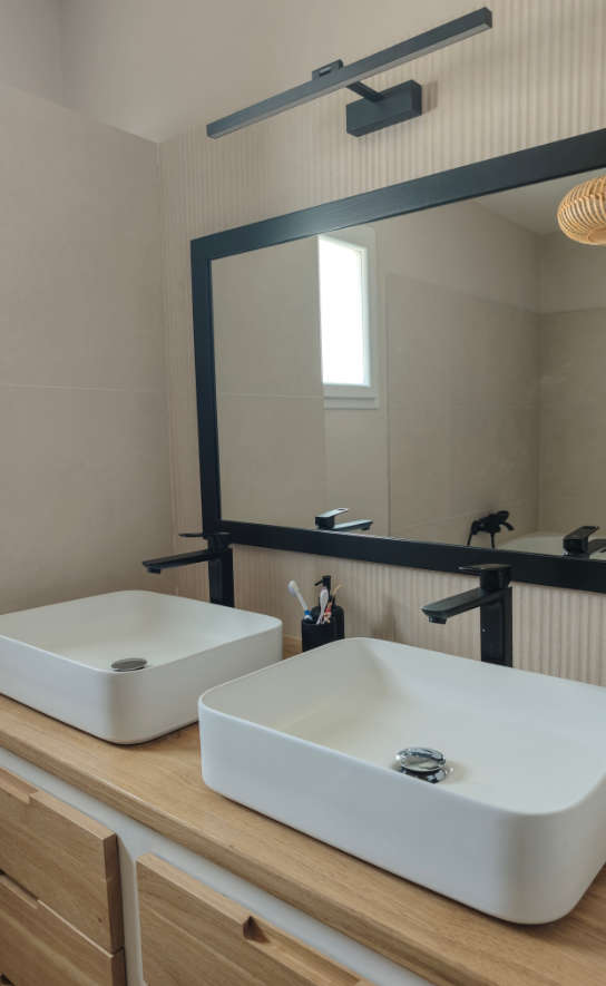 Plan de travail, miroir et meuble pour l'agencement de salle de bain en chêne à Loriol-sur-Drôme