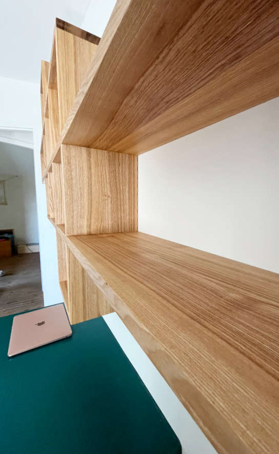 Détail de la bibliothèque murale en bois fabriquée pour des client dans la Drôme