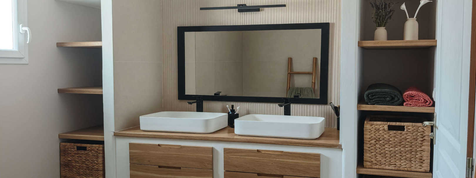 Agencement intérieur d'une salle de bain en chêne massif à Loriol-sur-Drôme